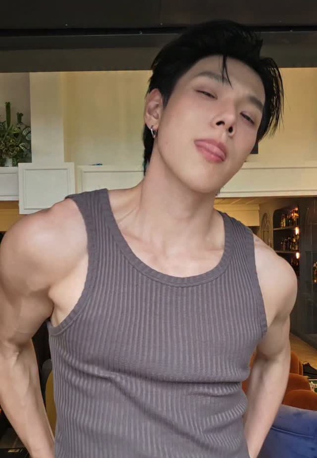 Daou ลุคเสื้อกล้ามเท่จาก Instagram
