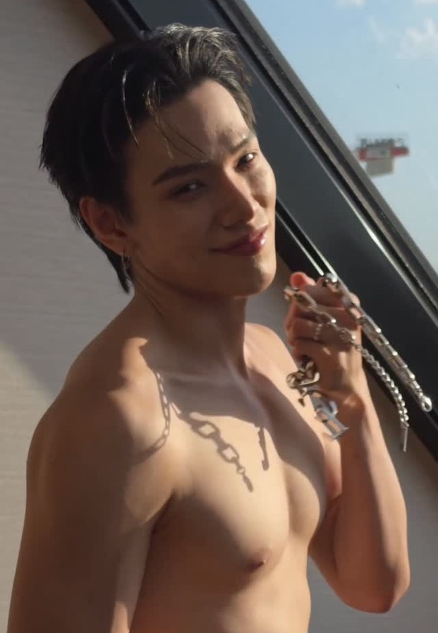 ศิลปินหนุ่มรายนี้ ลุคริมหน้าต่าง