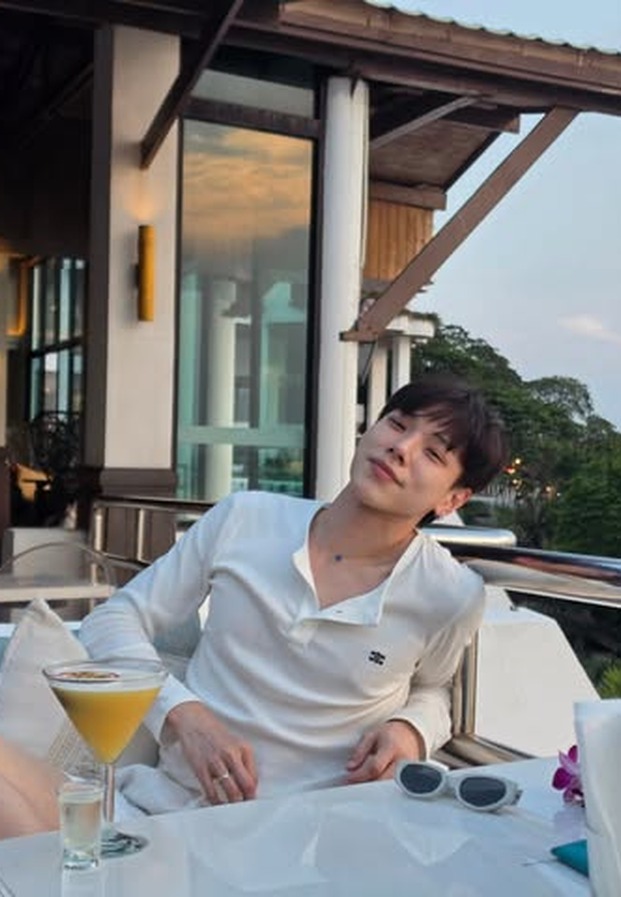 Daou ภาพเดี่ยวลุคเชิ้ตขาว
