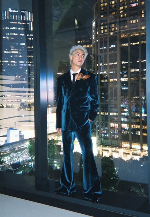 เจ้านาย จินเจษฎ์ ภาพเดี่ยวลุคสูทหน้าต่างสูงจาก Instagram