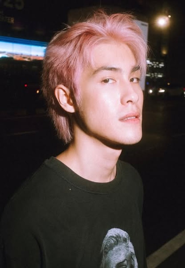 จิณเจษฎ์ วรรธนะสิน ภาพเดี่ยวผมชมพูลุคกลางคืน