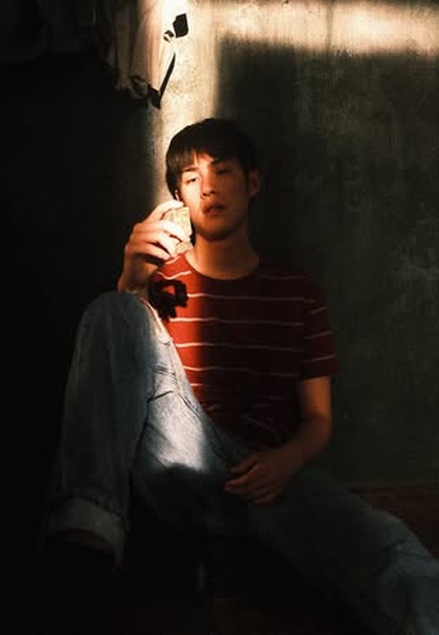 จิณเจษฎ์ วรรธนะสิน ภาพเดี่ยวแสงในห้อง