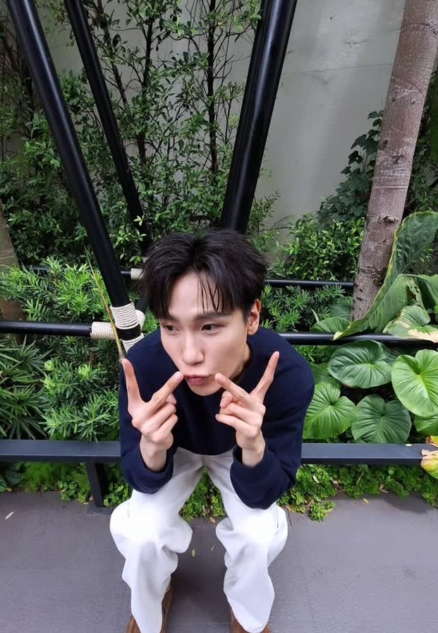 Junior Panachai ลุคนั่งเล่นจาก Instagram