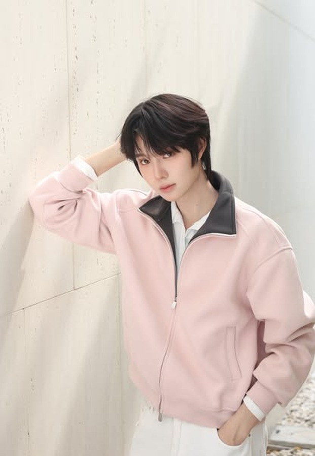 นักแสดงหนุ่มรายนี้ ลุคเสื้อชมพูเรียบง่าย